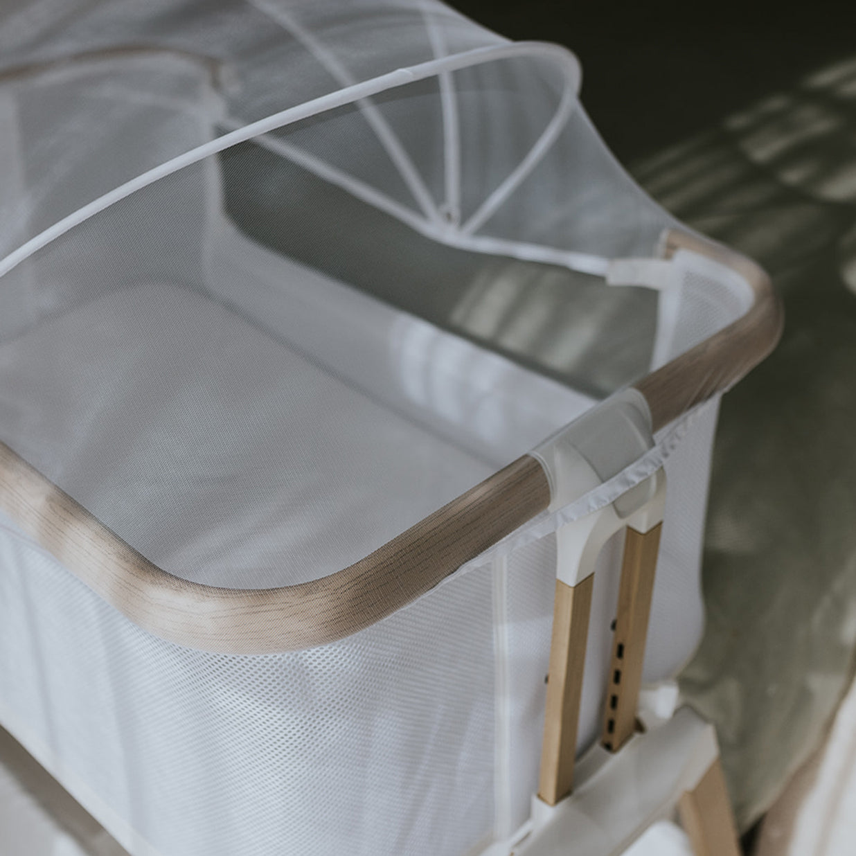 Alfie² Bedside Bassinet - Beige/Walnut